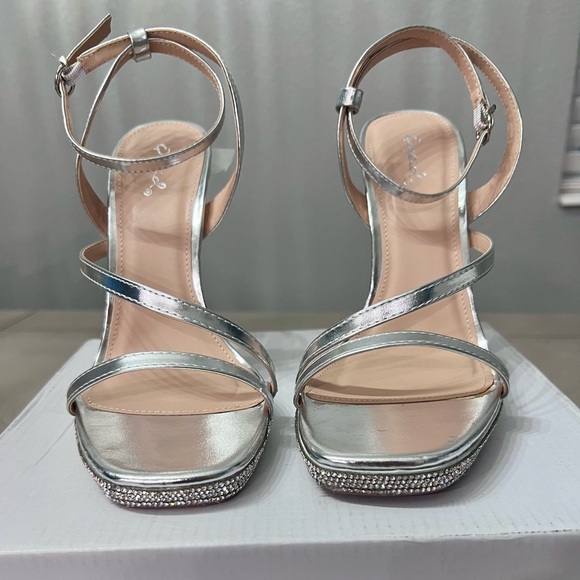 Beautiful silver heels - Picture 3 of 11